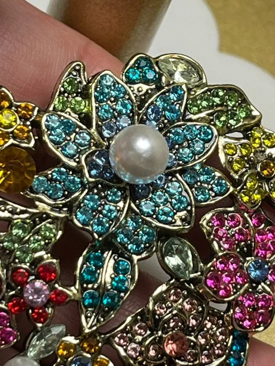 Multicolor Goldtone Floral rhinestones Brooch with Faux Pearl Accents EUC - Picture 5 of 7